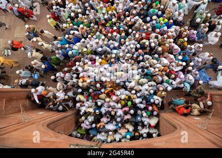 Les hommes musulmans partent après avoir offert Eid-ul-Fitr namaz à la Masjid-i Jehan-Numa orJama Masjid de Delhi. C'est l'une des plus grandes mosquées d'Inde Banque D'Images