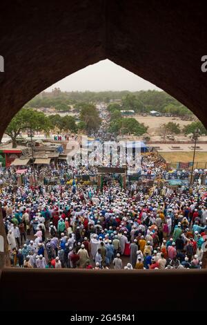 Les hommes musulmans partent après avoir offert Eid-ul-Fitr namaz à la Masjid-i Jehan-Numa orJama Masjid de Delhi. C'est l'une des plus grandes mosquées d'Inde Banque D'Images