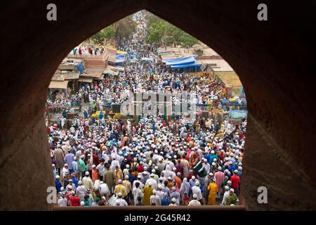Les hommes musulmans partent après avoir offert Eid-ul-Fitr namaz à la Masjid-i Jehan-Numa orJama Masjid de Delhi. C'est l'une des plus grandes mosquées d'Inde Banque D'Images