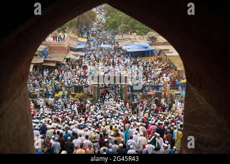 Les hommes musulmans partent après avoir offert Eid-ul-Fitr namaz à la Masjid-i Jehan-Numa orJama Masjid de Delhi. C'est l'une des plus grandes mosquées d'Inde Banque D'Images
