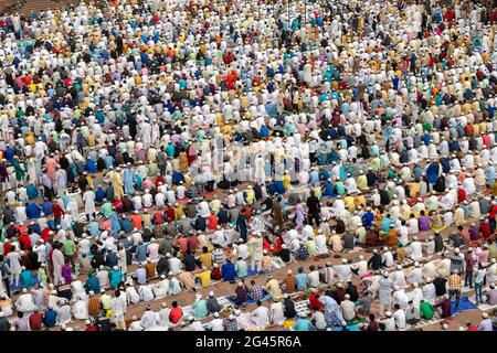 Des hommes musulmans offrant Eid-ul-Fitr namaz de la Masjid-i Jehan-Numa orJama Masjid de Delhi. C'est l'une des plus grandes mosquées d'Inde Banque D'Images