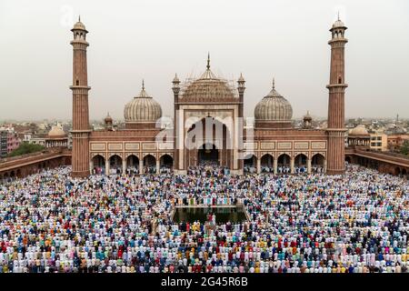 Des milliers d'hommes musulmans offrent Eid-ul-fitr namaz au Jehan-Numa Masjid-i ou au Masjid de Delhi. C'est l'une des plus grandes mosquées d'Inde, Banque D'Images