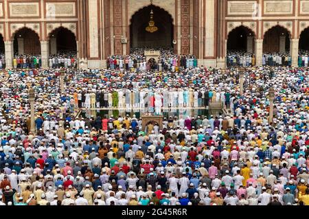 Les hommes musulmans prient autour du réservoir d'ablution en marbre de Masjid-i Jehan-Numa communément connu sous le nom de Jama Masjid de Delhi, l'une des plus grandes mosquées d'Inde. Banque D'Images