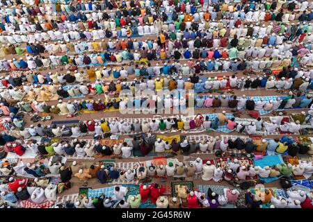 Des milliers d'hommes musulmans offrent Eid-ul-fitr namaz au Jehan-Numa Masjid-i ou au Masjid de Delhi. C'est l'une des plus grandes mosquées d'Inde, Banque D'Images