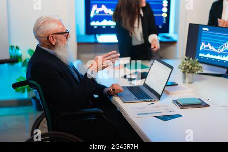 Les commerçants de stock d'affaires des personnes dans la salle de réunion travaillant sur les marchés de devises crypto avec la technologie blockchain Banque D'Images