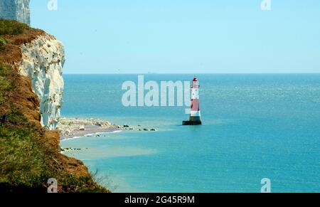 Idée de Staycation. Phare de Beachy Head dans la Manche sous les falaises de Beachy Head dans l'est du Sussex, en Angleterre. Banque D'Images