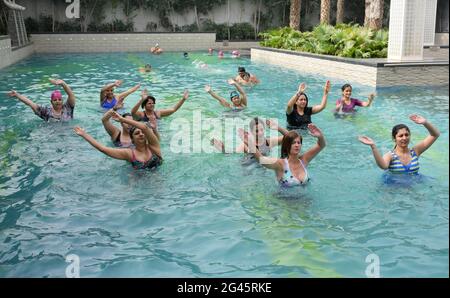 les personnes qui font de l'aqua yoga dans la piscine, participeront également à la journée internationale de yoga. Gurugram, haryana, inde. 12 juin 2015. Banque D'Images