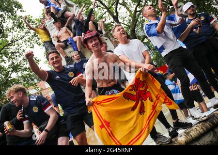 Londres, Royaume-Uni . 18 juin 2021. Les fans écossais 'The Tartan Army' Party à Leicester Square avant l'Angleterre vs le match de football écossais au stade Wembley Credit: Lucy North/Alay Live News Banque D'Images