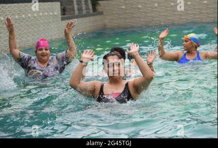 les personnes qui font de l'aqua yoga dans la piscine, participeront également à la journée internationale de yoga. Gurugram, haryana, inde. 12 juin 2015. Banque D'Images