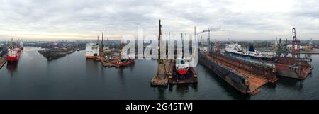 Lever du soleil panorama chantier naval de Remontova avec des navires dans les quais secs . Gdansk, Pologne, images de drones, lumière naturelle. Banque D'Images