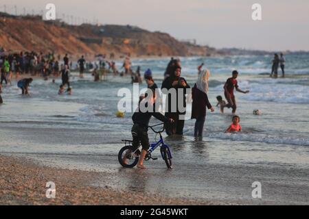 Gaza, Palestine. 18 juin 2021. Palestiniens à la plage de Deir al-Balah, au centre de la bande de Gaza. Crédit : Mahmoud Khatab/Quds Net News/ZUMA Wire/Alay Live News Banque D'Images