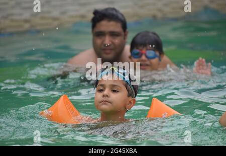 les personnes qui font de l'aqua yoga dans la piscine, participeront également à la journée internationale de yoga. Gurugram, haryana, inde. 12 juin 2015. Banque D'Images