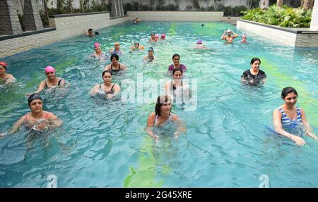 les personnes qui font de l'aqua yoga dans la piscine, participeront également à la journée internationale de yoga. Gurugram, haryana, inde. 12 juin 2015. Banque D'Images