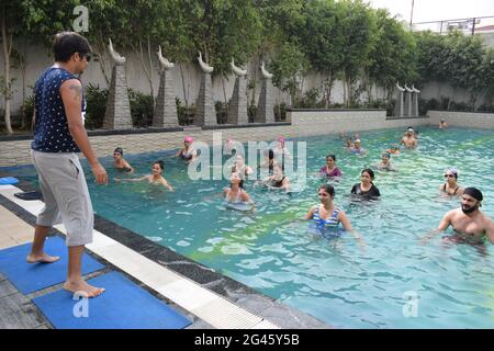 les personnes qui font de l'aqua yoga dans la piscine, participeront également à la journée internationale de yoga. Gurugram, haryana, inde. 12 juin 2015. Banque D'Images