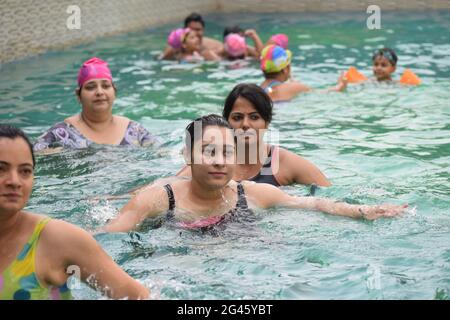 les personnes qui font de l'aqua yoga dans la piscine, participeront également à la journée internationale de yoga. Gurugram, haryana, inde. 12 juin 2015. Banque D'Images