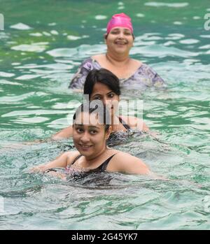 les personnes qui font de l'aqua yoga dans la piscine, participeront également à la journée internationale de yoga. Gurugram, haryana, inde. 12 juin 2015. Banque D'Images