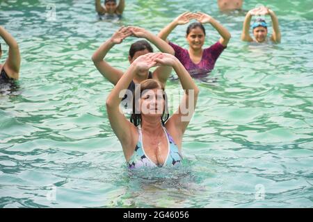 les personnes qui font de l'aqua yoga dans la piscine, participeront également à la journée internationale de yoga. Gurugram, haryana, inde. 12 juin 2015. Banque D'Images