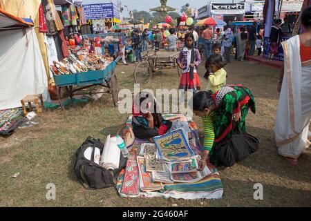 Une dame qui dessine et vend des peintures traditionnelles à spirales à Poush mela, une foire rurale de 127 ans à Shantiniketan, en Inde. Banque D'Images