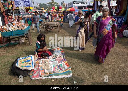 Une dame qui dessine et vend des peintures traditionnelles à spirales à Poush mela, une foire rurale de 127 ans à Shantiniketan, en Inde. Banque D'Images