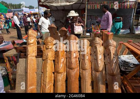 Étals vendant des métiers traditionnels en bois à Poush Mela, une foire rurale historique d'environ 127 ans à Shantiniketan, Bengale occidental, Inde. Banque D'Images