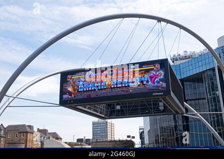 Fiction vs réalité publicité ITV show electronic digital billboard display at Silicon Roundabout Tech City in Hackney East London UK KATHY DEWITT Banque D'Images