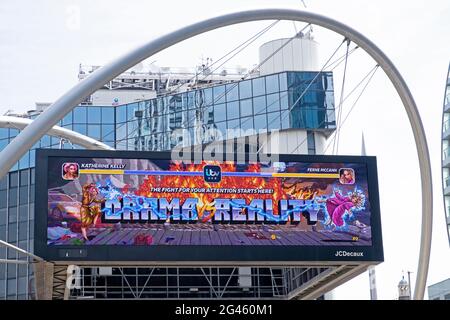 Fiction vs réalité publicité ITV show electronic digital billboard display at Silicon Roundabout Tech City in Hackney East London UK KATHY DEWITT Banque D'Images