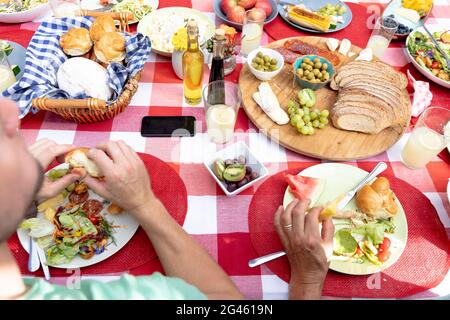 Vue rapprochée d'une table pendant un déjeuner en famille dans le jardin Banque D'Images