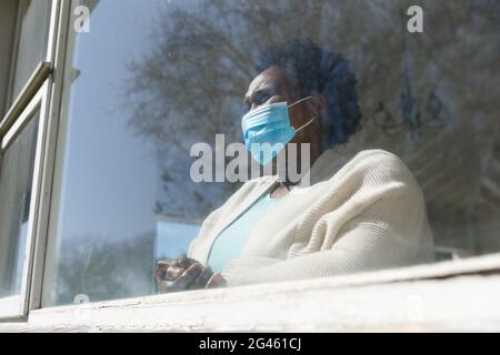 Femme afro-américaine de haut niveau qui passe du temps chez elle Banque D'Images