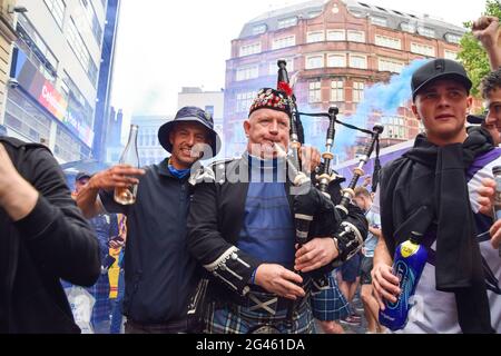 Londres, Royaume-Uni. 18 juin 2021. Supporters écossais à Leicester Square. Des milliers de supporters écossais se sont rassemblés dans le centre de Londres avant le match de l'UEFA Euro 2020 entre l'Angleterre et l'Écosse au stade Wembley. Banque D'Images