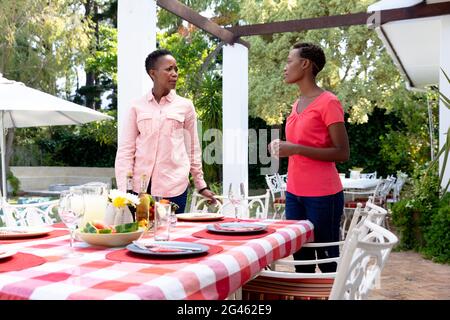 Deux femmes afro-américaines préparent un dîner familial dans le jardin Banque D'Images