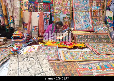 Une femme tribale qui dessine et vend des peintures traditionnelles à la spirale à Poush mela, une foire rurale de 127 ans à Shantiniketan, en Inde. Banque D'Images