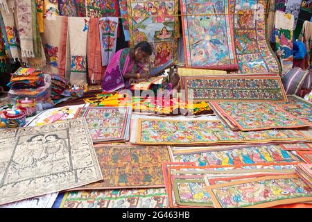 Une femme tribale qui dessine et vend des peintures traditionnelles à la spirale à Poush mela, une foire rurale de 127 ans à Shantiniketan, en Inde. Banque D'Images