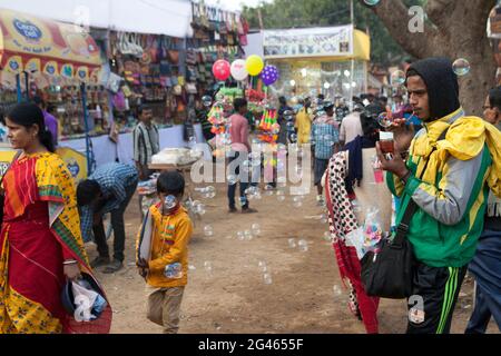 Un homme local vendant des jouets traditionnels à Poush Mela, une foire historique rurale de 127 ans à Shantiniketan, en Inde. Banque D'Images