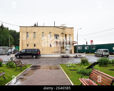 Sholohovo, région de Moscou, Russie - 8 juin 2021 : Bâtiment du Musée d'Histoire du char T-34 en pluie. Le fondateur du musée est Vasilieva, daugh Banque D'Images