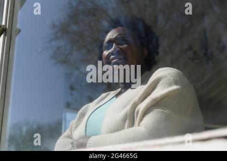 Femme afro-américaine de haut niveau qui passe du temps chez elle Banque D'Images