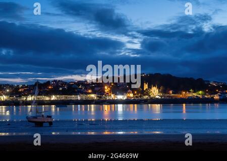 Village d'Appledore la nuit avec des lumières, vue d'Insow, North Devon, Angleterre, Royaume-Uni. Banque D'Images