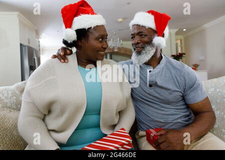 Un couple afro-américain senior tient un cadeau Banque D'Images