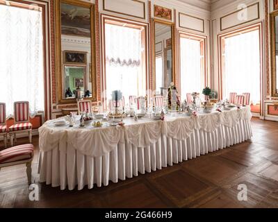 Moscou, Russie - 7 mai 2021: Table dans la salle à manger du Palais dans le domaine de Kuskovo. Kuskovo était la maison de campagne d'été et le domaine du Sherem Banque D'Images