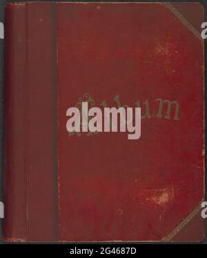 Album de voyage avec photos de sites en Italie et dans le sud de la France; Album. Album photo en rouge semi-lin groupe avec le mot 'album' en or pression sur le précédent. Les points d'angle sont décorés avec un motif floral également en pression d'or. Les bractées sont faites de papier bleu clair. L'album contient 100 feuilles avec 122 photos. Diverses photos sont attachées aux coins avec des bandes de papier de couleur avec des motifs feuilles et floraux. Ils enregistrent principalement des sites dans les villes italiennes et du sud de la France, comme les rues et les ports, les paysages, les maisons, les palais, les églises, fouilles, tombe Banque D'Images