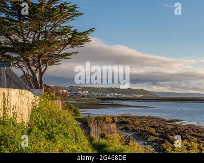 Sentier côtier à pied près d'Appledore dans le nord du Devon. Banque D'Images