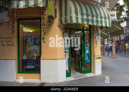 05-10-2021. Torrevieja, Alicante, Espagne. Magasin herboriste LA CASA DE LAS PLANTAS (la maison des plantes) situé dans le centre de la ville de torrevieja Banque D'Images