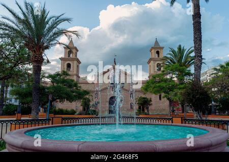 Jets d'eau de la fontaine située sur la Plaza de la Constitucion en face de l'église de l'Immaculée conception à Torrevieja, Alicante, SPAI Banque D'Images