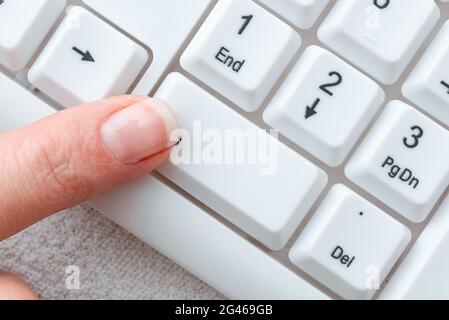 Business Lady pointeur en appuyant sur les touches du clavier, main en touchant les boutons de la console, main douce main montrant cliquez ici, Démarrer Messegin Banque D'Images