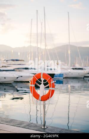 Bouée dans la marina de yachts. Cercle rouge sur le bateau dock. Banque D'Images