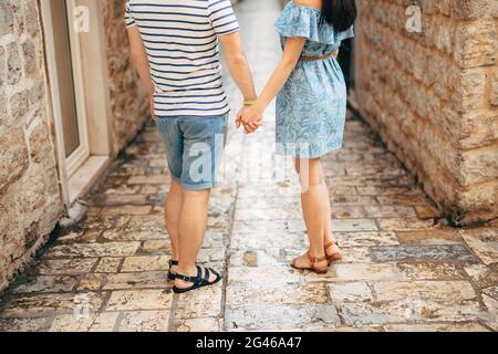 Bride and Groom holding hands Banque D'Images