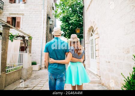 Bride and Groom holding hands Banque D'Images