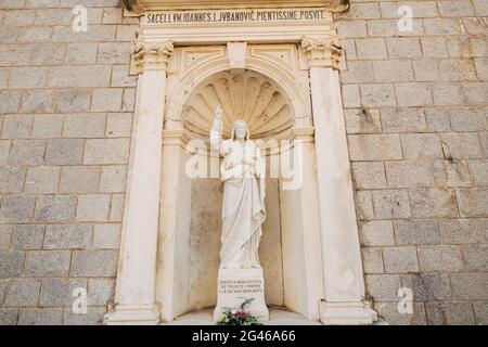 Ancienne statue sur le territoire de l'église de la Nativité de Banque D'Images