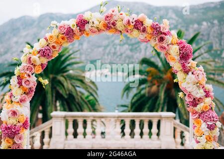 Arc de mariage d'hortensias et de roses. Cérémonie de mariage dans la Ba Banque D'Images