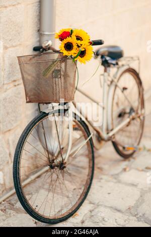 Mariage bouquet de mariée de tournesols dans le panier du bicycl Banque D'Images