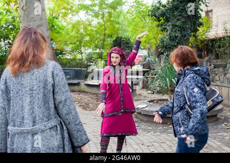 Tbilissi/Géorgie - 10/30/2016 : les femmes géorgiennes dansent dans le parc Banque D'Images